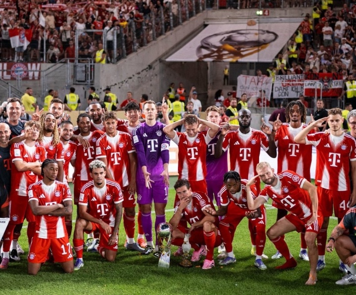 九游体育篮球比分-拜仁德超杯夺冠后再摆群像Pose！这场景会让你想起谁？