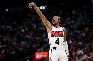 火力充足！杰伦-格林半场15中6拿到14分8板3助2断